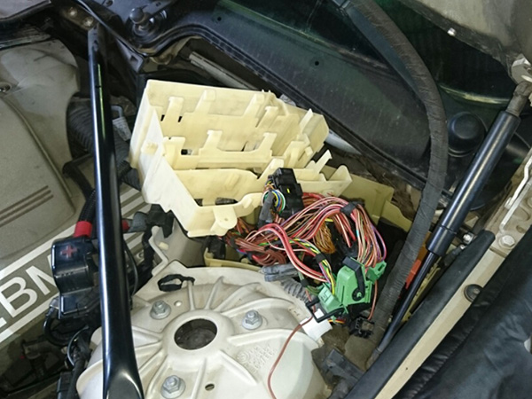 BMW 5シリーズ E60 エンジン 警告灯点灯 修理