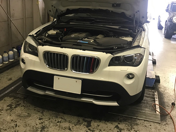 BMW X1 E84 エンジンオイル漏れ　車検 修理