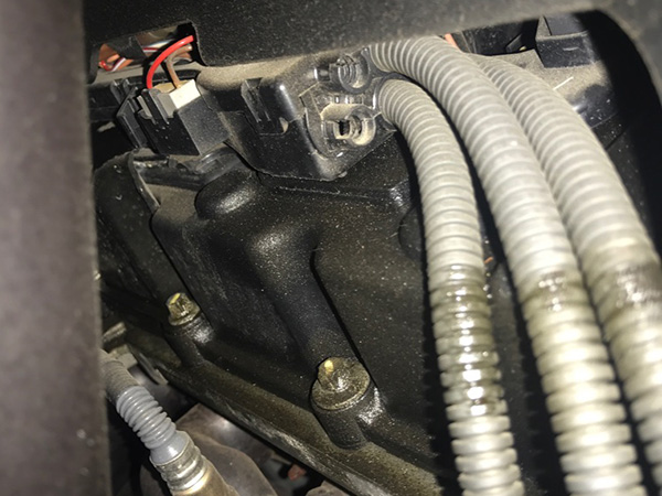 BMW X1 E84 エンジンオイル漏れ　車検 修理