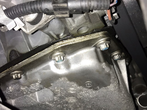 BMW 5シリーズ E60 エンジンオイル漏れ修理