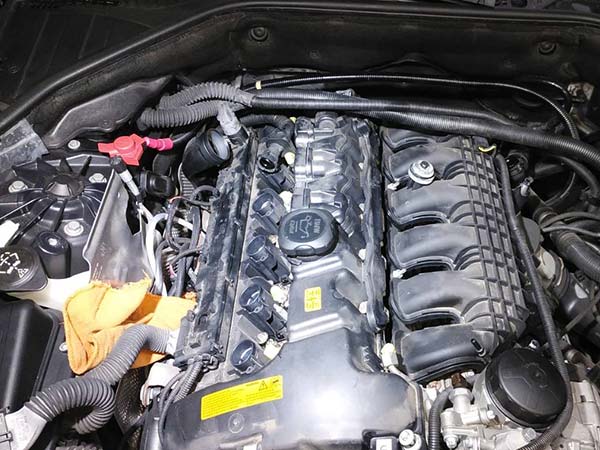 BMW 7シリーズ エンジンオイル漏れ