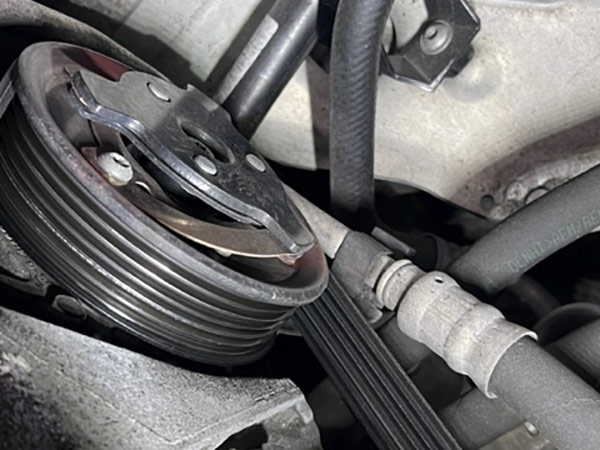 bmw 3シリーズ 320i ドライブベルト偏摩耗、プーリー偏摩耗