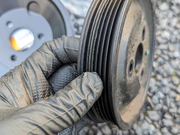 bmw 3シリーズ 320i ドライブベルト偏摩耗、プーリー偏摩耗