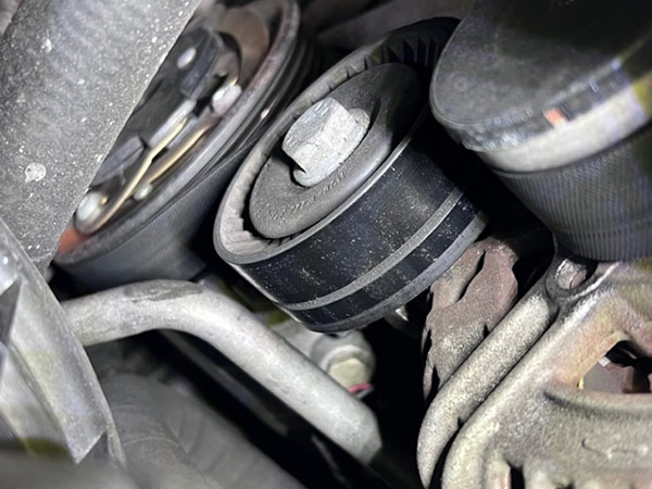 bmw 3シリーズ 320i ドライブベルト偏摩耗、プーリー偏摩耗