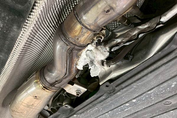 BMW G31 走行中や右に旋回時に右前からゴトゴト音がする