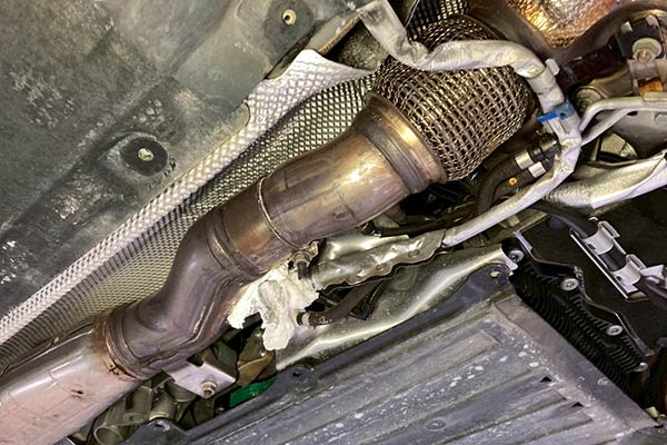 BMW G31 走行中や右に旋回時に右前からゴトゴト音がする