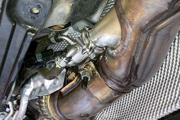 BMW G31 走行中や右に旋回時に右前からゴトゴト音がする
